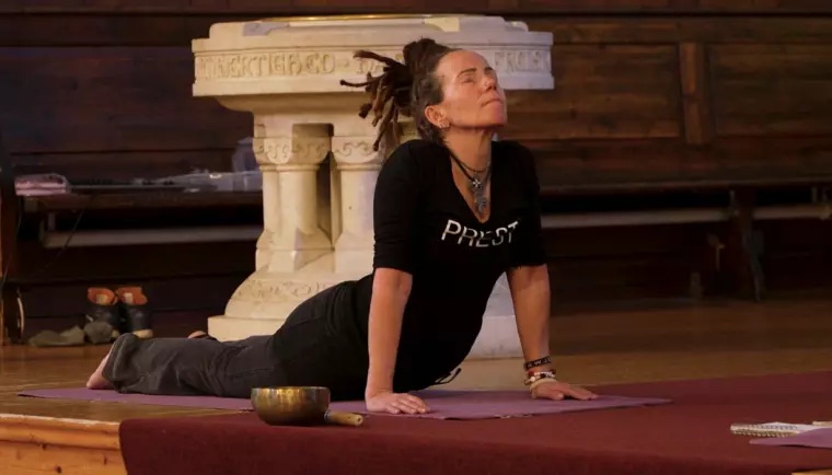 Biskop Sunniva Gylver promoterer yoga i kirkerommet