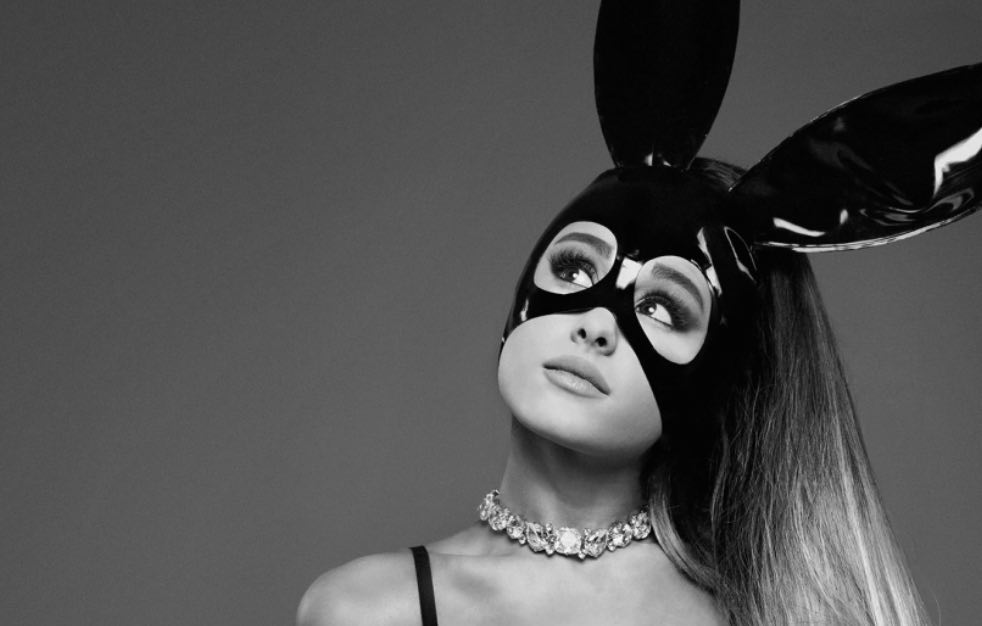 Ariana Grande. Kaller Gud for en kvinne, snakker om en pakt med Djevelen